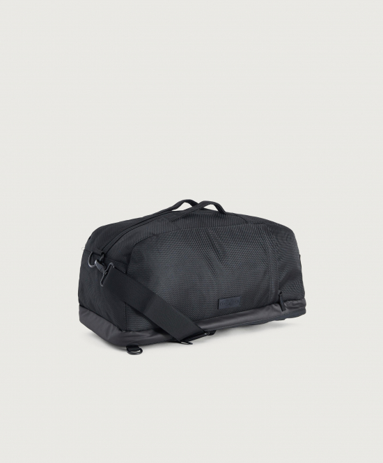 Eastpak Weekendbag från Eastpak som har en vattenavvisande yta. Väskan kan även användas som en ryggsäck och rymmer 32 liter. På insidan finns plats för en 17