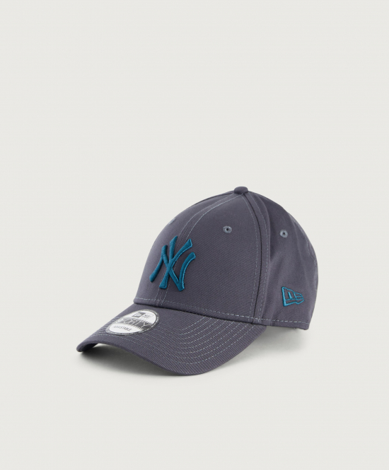 New Era Keps från New Era med en broderad logotyp. Kepsen har en böjd skärm och baktill finns ett silverfärgat spänne.