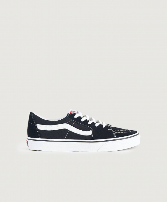 Vans Sneakers från Vans som med en ovandel i mocka och textil. Skorna har en vadderad kant och vita skosnören. Insidan är fodrad i textil och yttersulan är i gummi.