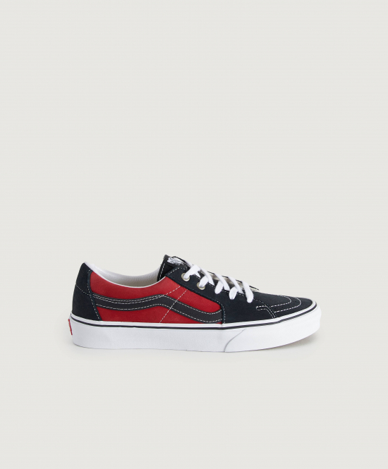 Vans Sneakers från Vans. Det här är ett par sneakers i en låg modell som har en vadderad krage. Svarta partier i äkta mocka samt dekorativa sömmar. Fodrade i läder och textil.